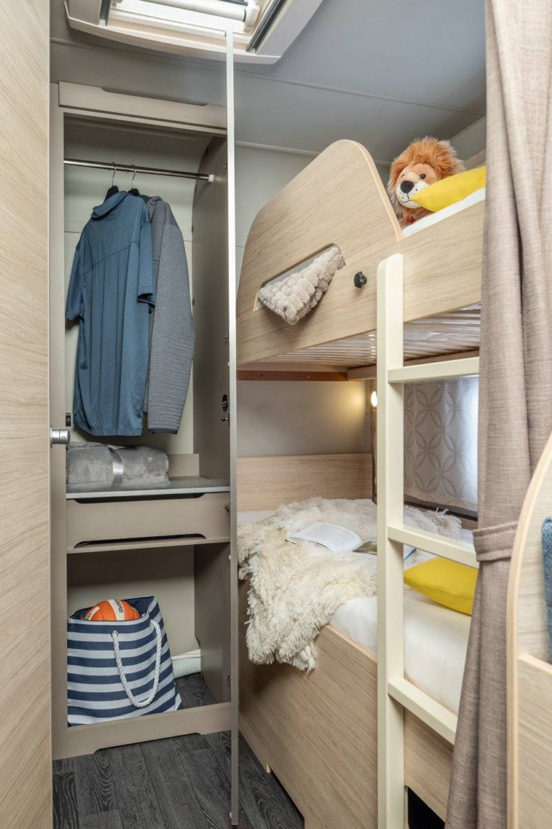 camas y armario caravana
