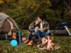 pareja haciendo acampada en otoño